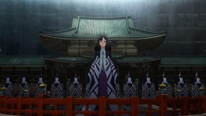 Une jeune femme en costume traditionnel devant un temple japonais dans une nuit en clair obscur, scène du film Les mondes parallèles.