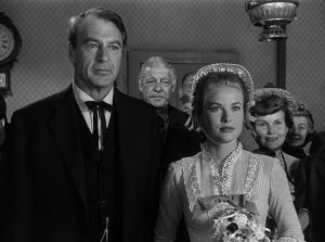 Le shérif Will Kane (Gary Cooper) lors de sa cérémonie de mariage, près d'Amy Fowler (Grace Kelly), sa future femme, scène du film Le train sifflera trois fois.