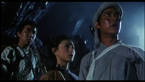 Les trois personnages principaux de Zu, les guerriers de la montage magique sont dans une grotte, de nuit, le regard tourné vers un extérieur inquiétant.