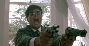 Chow Yun-fat dégaine deux revolvers en hurlant dans le film Le syndicat du crime.