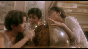 Les trois jeunes héroïnes de Peking Opera Blues consultent, affolées, une mappemonde.
