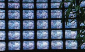 Un mur d'écran de télévision, issu du film Sans soleil.