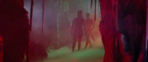 L'ombre de deux hommes qui entrent dans la caverne des enfers, éclairée de violet et de vert, scène du film Hercule contre les vampires.