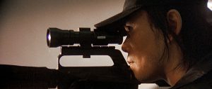 Un sniper, casquette sur le front, prêt à tirer, scène du film Time and Tide pour notre analyse de la filmographie de Tsui Hark.