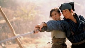 Xuan montre à Ying comment tenir son long sabre, scène du film La légende de Zu pour notre analyse de la filmographie de Tsui Hark.