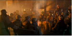 Les soldats du film La bataille de la montagne du tigre se reposent, la nuit tombée, assis autour d'un feu, image pour notre analyse de la filmographie de Tsui Hark.