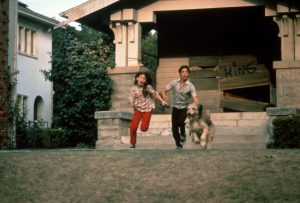 Allie, Jamie et leur chien s'échappent de la maison abandonnée en courant, scène du téléfilm Casebusters.
