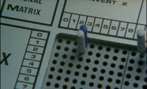 Gros plan sur la table de montage visible dans le film Sans soleil, de marque Matrix.