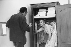 Michel Piccoli découvre Catherine Deneuve cachée dans le placard, scène du film Les créatures pour notre critique du film Agnès Varda.
