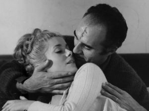 Catherine Deneuve dans les bras de Michel Piccoli dans le film Les créatures d'Agnès Varda pour notre critique.