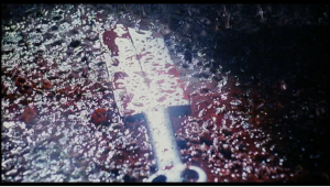 Une épée gît sur des pierres maculées de sang, scène du film The Blade.
