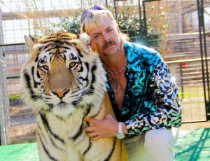 Joe Exotic pose avec son tigre, scène de la série documentaire Netflix Au royaume des fauves.