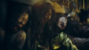 Trois femmes zombies effrayantes aux longs cheveux noirs, scène de la série Kingdom saison 2.