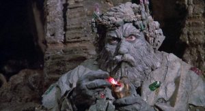 Un roi de pierre fume une pipe, scène du film Oz un monde extraordinaire.