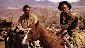 Dans la plaine, Rock Hudson et Kirk Douglas tous les deux sur leur cheval, moites de sueur, le visage marqué par le soleil, scène du film El Perdido.