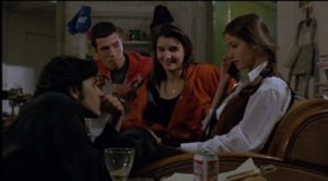 Assis sur un canapé, Bruno Putzulu, Clotilde Courau à côté de Marie Gillain au téléphone, face à cette dernière Olivier Sitruk, accroupi, scène de L'appât pour notre critique du film.