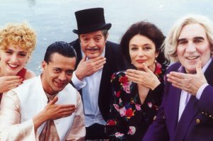 Une partie des comédiens du film Les cent et une nuits de Simon Cinéma, costumés et maquillés, dont Anouk AImée, Marcello Mastroianni, Michel Bouquet, Julie Gayet.