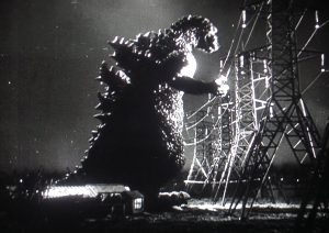 Godzilla dans le film 1954 marche sur une structure de haute tension électrique pour notre histoire de Godzilla.