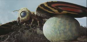 Le nid de Mothra, où elle veille son oeuf géant, scène du film Mothra vs. Godzilla pour notre histoire de Godzilla.
