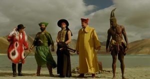 Le Bandit Masqué, l’Indien, Otta Benga, Luigi,, le Mystique et Charles Darwin au bord d'un lac au creux des montagnes, scène du film The Fall.