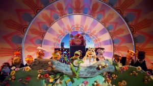 Toute la bande des Muppets dans un décor fleuri, avec un fond bleu et orange reprenant des motifs amérindiens.