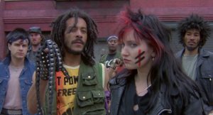 La bande de jeunes voyous caricaturale du film Le justicier de New-York, avec piercing, cheveux colorés, tatouages, vestes en cuir et jeans.