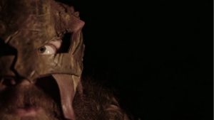 Un monstre mi-arbre mi-dinosaure à la langue tirée, sur fond noir, dans le film The Head Hunter.