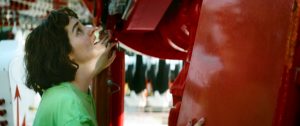 Jeanne, dans le film de Jumbo réalisé par Zoe Wittock, est au pied d'une machine de parc d'attraction rouge, le regard suppliant.