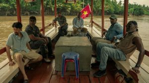 Un groupe de vétérans du Vietnam, en tenue civile, remontent un fleuve e ce pays sur un bateau typique, scène du film Da five bloods pour notre critique.