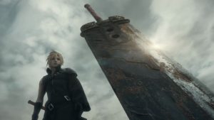 Au premier plan à droite, une épée large et rouillée plantée dans le sol, au second plan à gauche, un chevalier blond s'approche, scène de Final Fantasy VII : Advent Children.