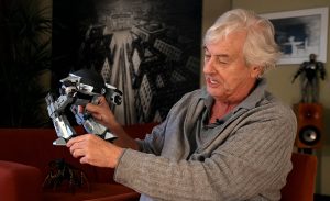 Paul Verhoeven présente la réplique miniature du robot tueur de Robocop, conçu par Phil Tippett.