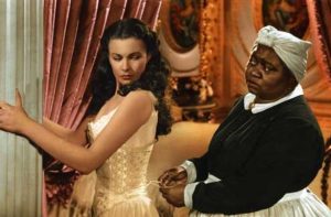 Une esclave noire noue la robe de Maureen O'Hara dans le film Autant en emporte le vent.