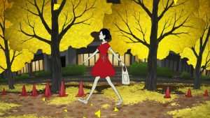 La fille aux cheveux noirs et à la robe rouge du film The Night Is Short, Walk On Girl se ballade dans un chemin boisé aux arbres jaunes.