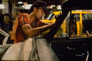 Un ouvrier du film Blue Collar travaille sur une carrosserie de voiture, à l'usine.