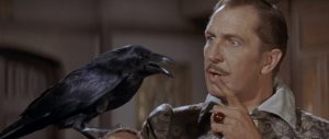 Vincent Price parle au corbeau sur son perchoir, dans le film Le corbeau.