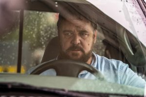 Russell Crowe la mine sombre au volant de sa voiture dans le film Enragé.