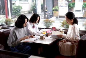 Ichiko petit-déjeune dans un restaurant avec les deux filles de la famille Oishi, scène du film L'infirmière.