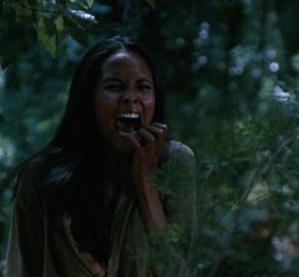 Laura Gemser hurle de peur au beau milieu de la jungle amazonienne, de nuit, scène du film Emanuelle et les derniers cannibales.