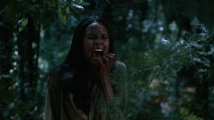 Laura Gemser hurle de peur au beau milieu de la jungle amazonienne, de nuit, scène du film Emanuelle et les derniers cannibales.