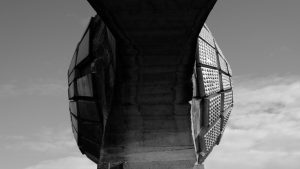 Une capsule ressemblant à un vaisseau spatial, ouverte et déserte, flotte dans l'espace, plan en noir et blanc du film Last and first men.