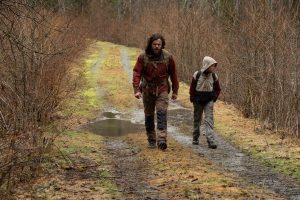 Le père et Rag marchent sur un sentier dans la forêt, scène du film Light of my life.