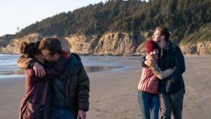 Les deux couples du film the Rental se promènent et s'enlacent sur la plage.