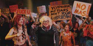 Manifestation féministe dans le film Shakespeare's Shitstorm.