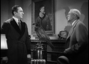 Bela Lugosi discute avec un vieil homme dans un salon, entre les deux interlocuteurs un tableau de jeune femme et un corbeau sur son perchoir.