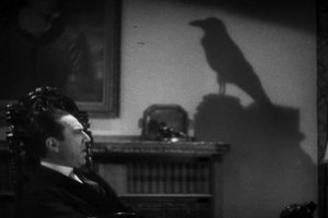 A gauche Bela Lugosi assis sur un fauteuil dans un salon, à droite l'ombre d'un corbeau sur le mur, scène du film Le corbeau de 1935.