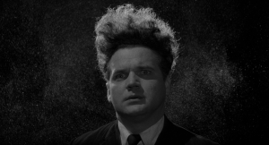Jack Nance le visage apeuré, sur fond noir, plan du film Eraserhead pour la projection Fais Pas Genre !