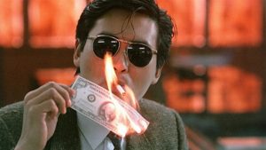 Chow Yun-Fat allume son cigare avec un billet d'un dollar dans le Syndicat du crime.