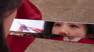 Dans le cadre de notre analyse des femmes dans le cinéma de genre, illustration avec ce plan de Mulan où son visage se reflète dans un sabre sorti de son fourreau.