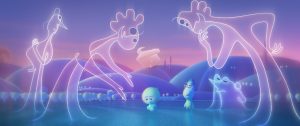 Les autre entités transparentes du film Soul de Pixar se penchent sur une âme encore sans flamme pour aller sur Terre.