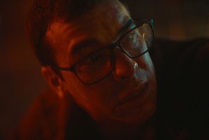 Gros plan sur le visage de Mario Casas, en sueur sous une lumière stylisée, dans le film Cross the line.